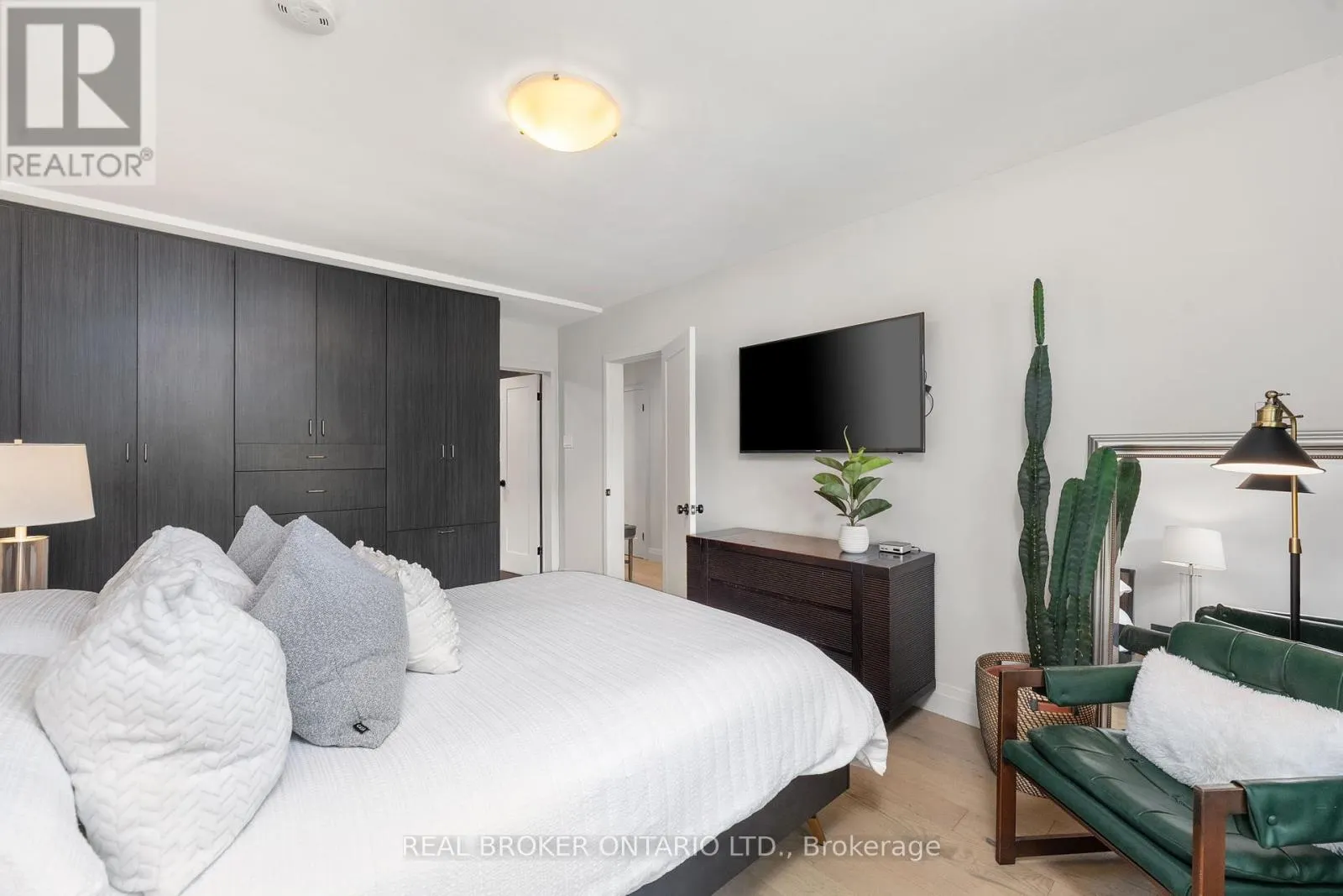 240 ROSEMAR GARDENS