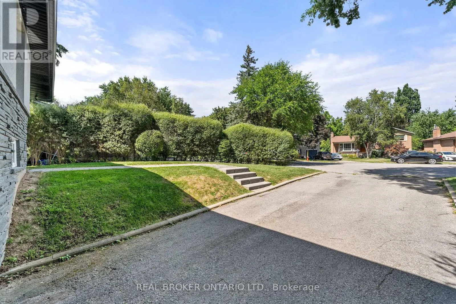 240 ROSEMAR GARDENS