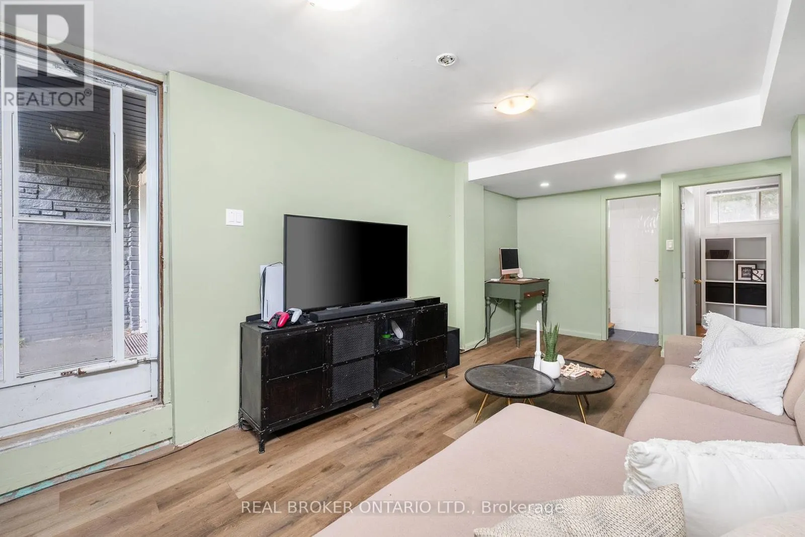 240 ROSEMAR GARDENS