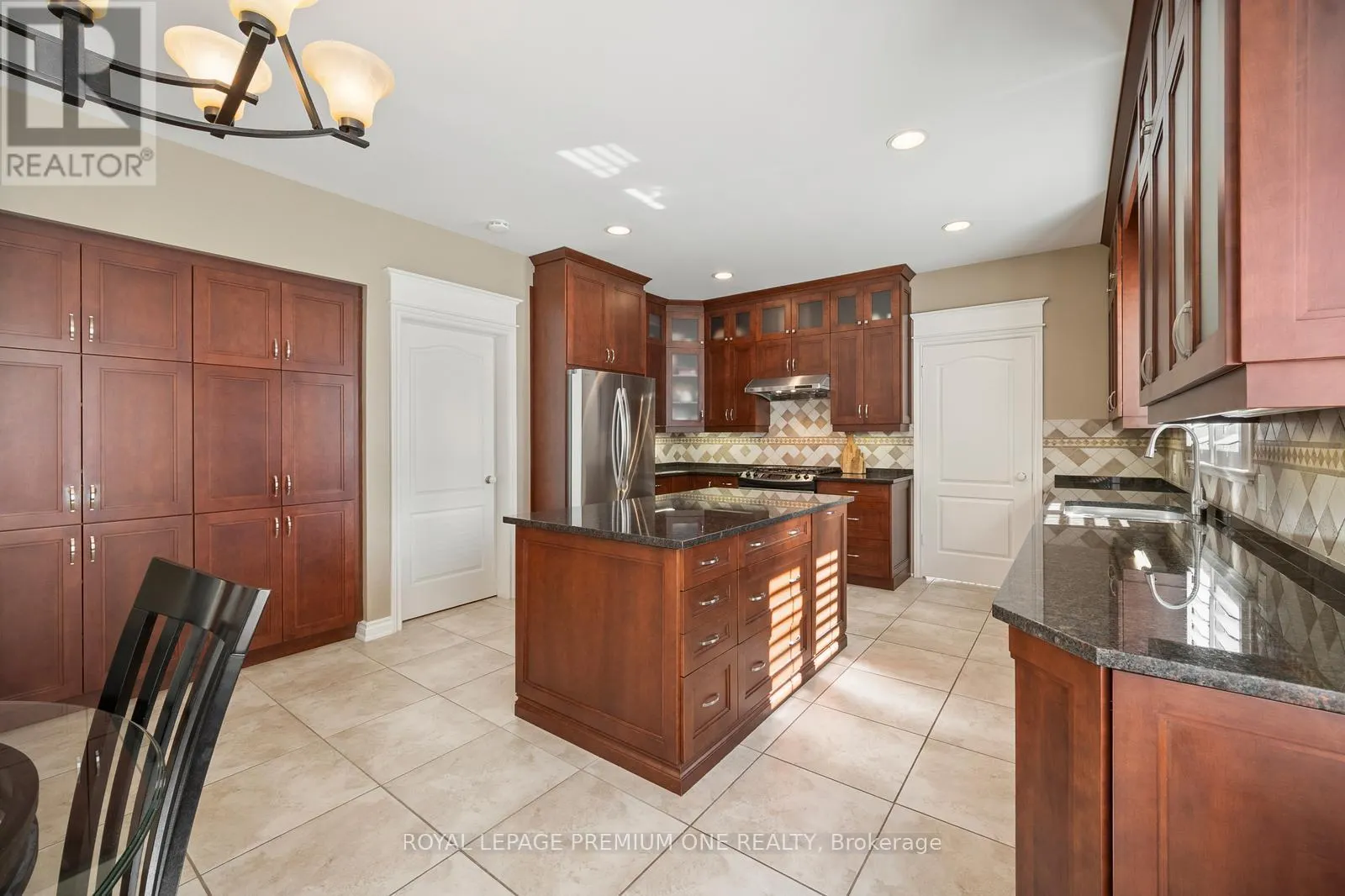 536 VILLAGE PARKWAY