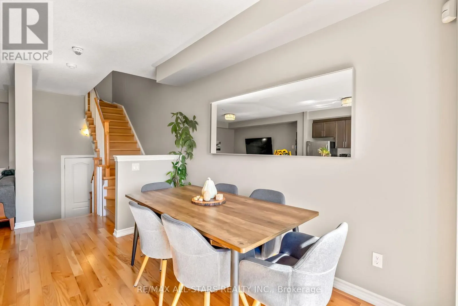 243 BOADWAY CRESCENT