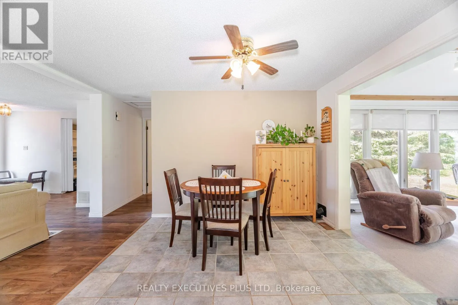 3 PINEVIEW COURT