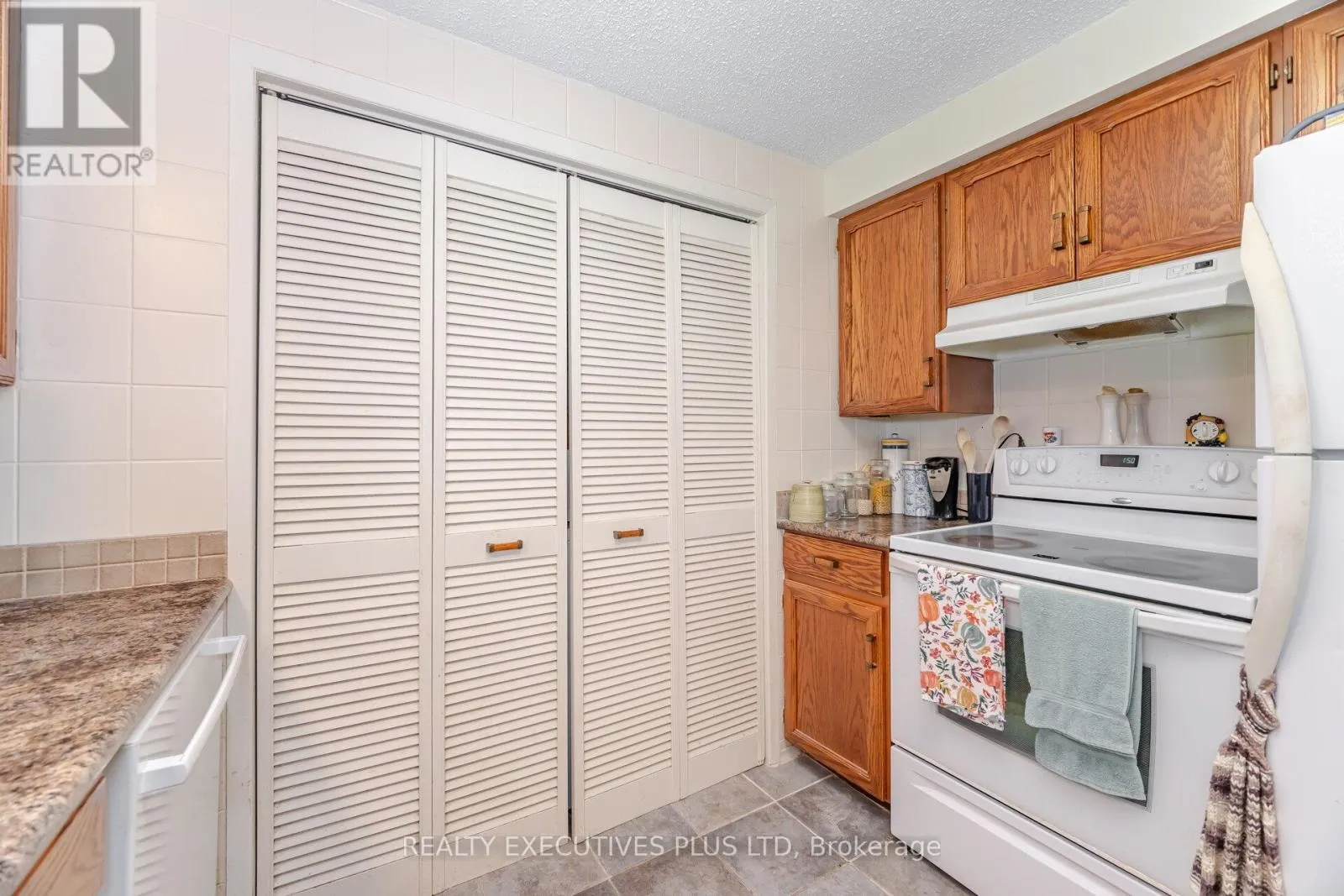 3 PINEVIEW COURT