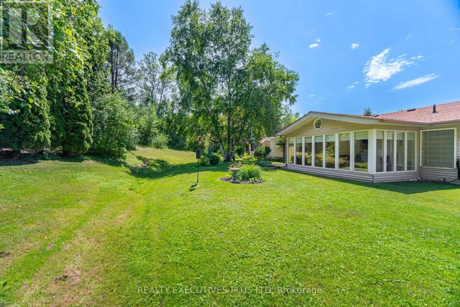 3 PINEVIEW COURT