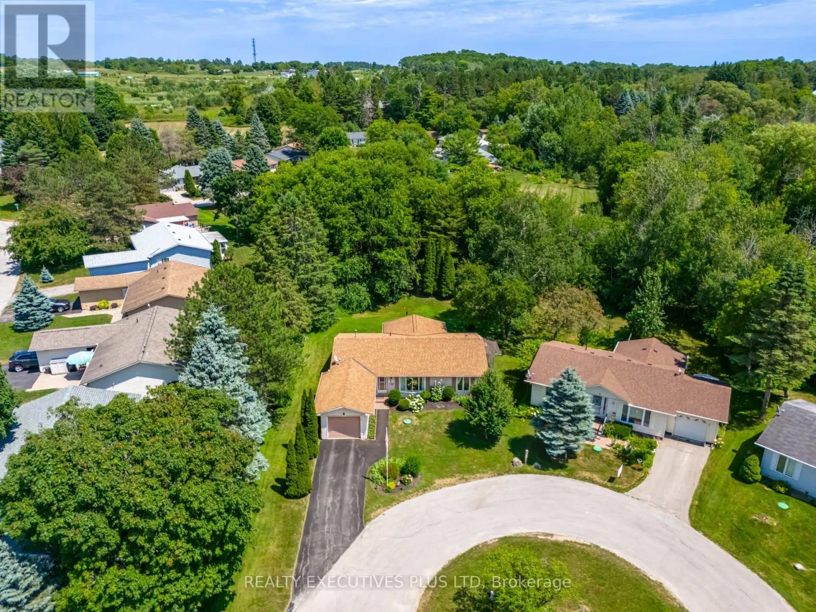 3 PINEVIEW COURT
