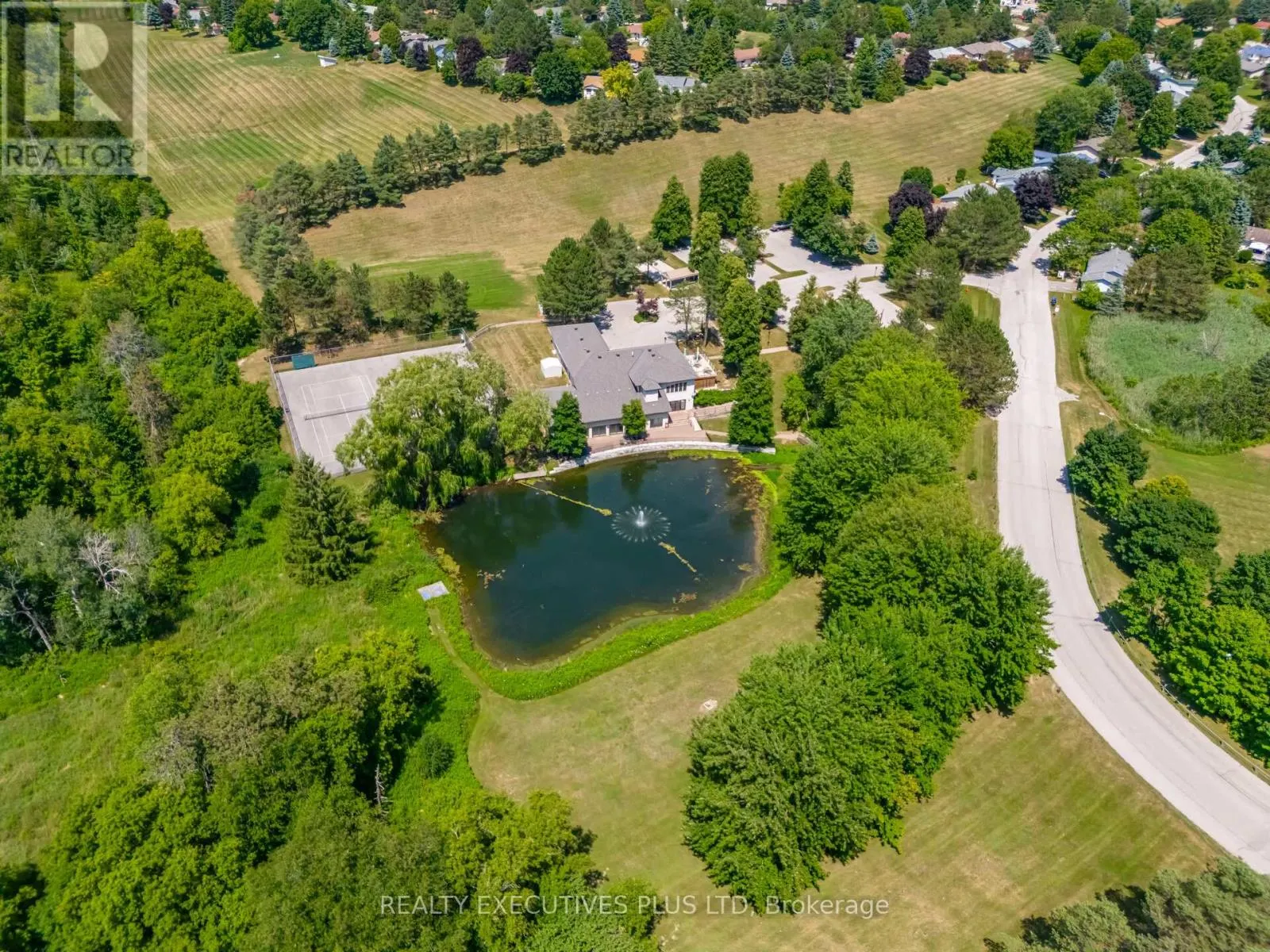 3 PINEVIEW COURT