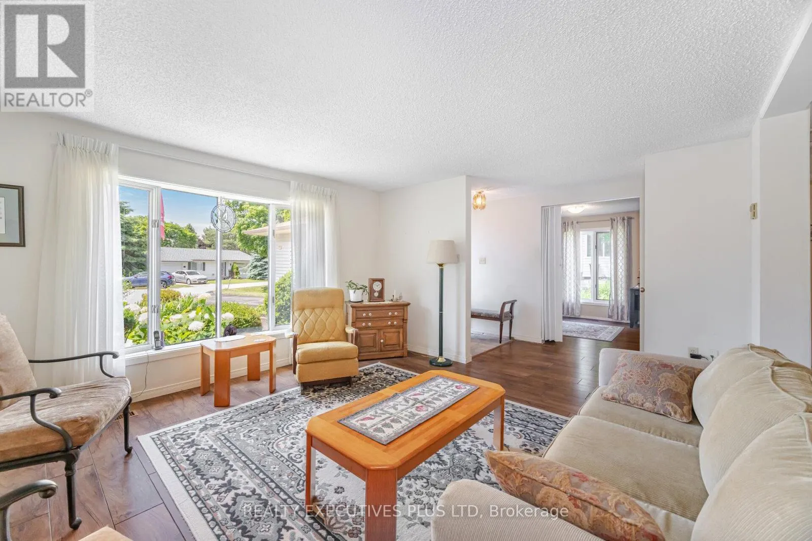 3 PINEVIEW COURT