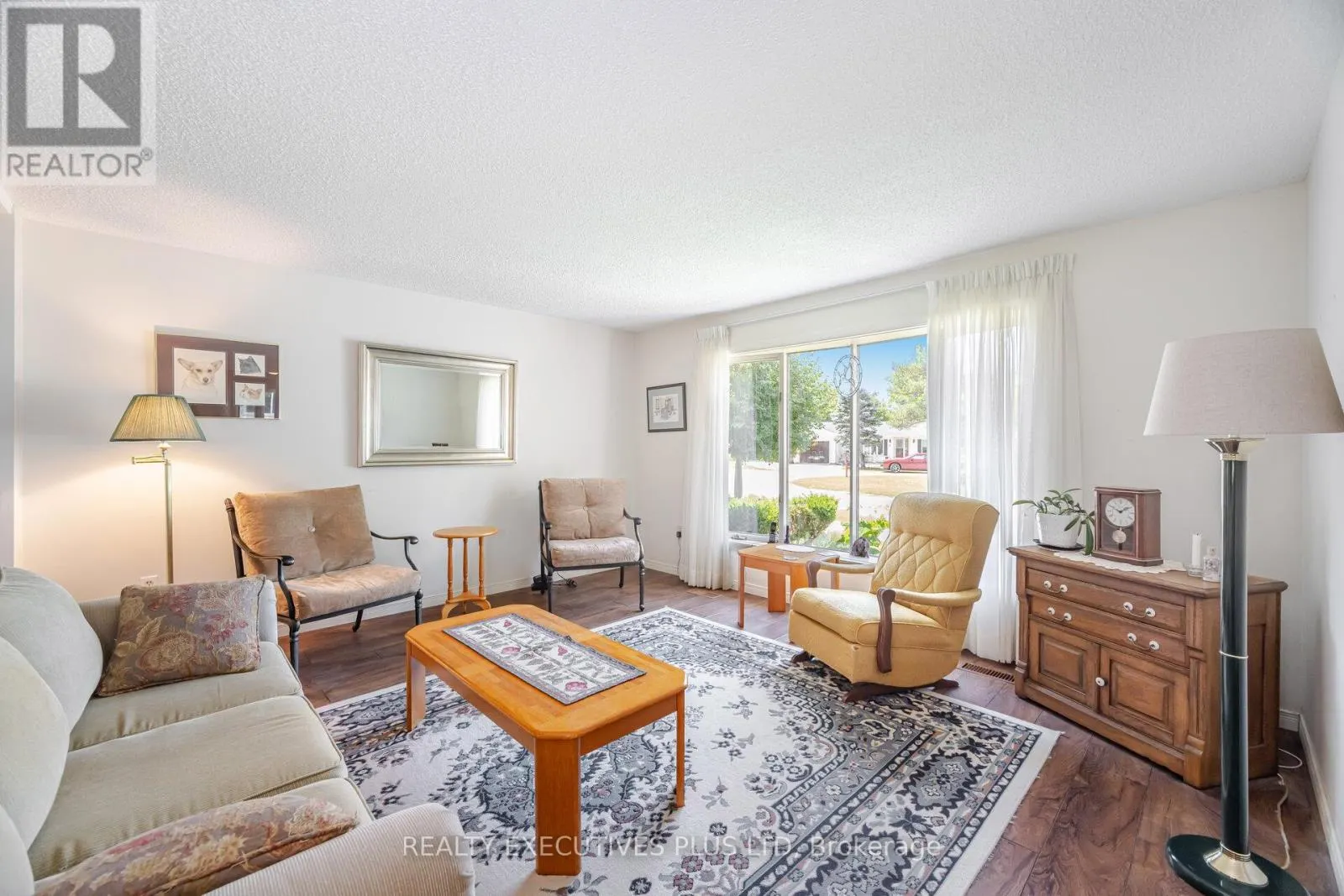 3 PINEVIEW COURT