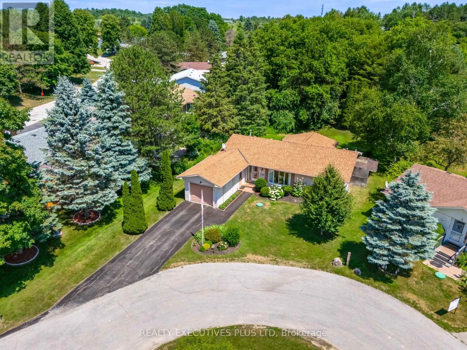 3 PINEVIEW COURT
