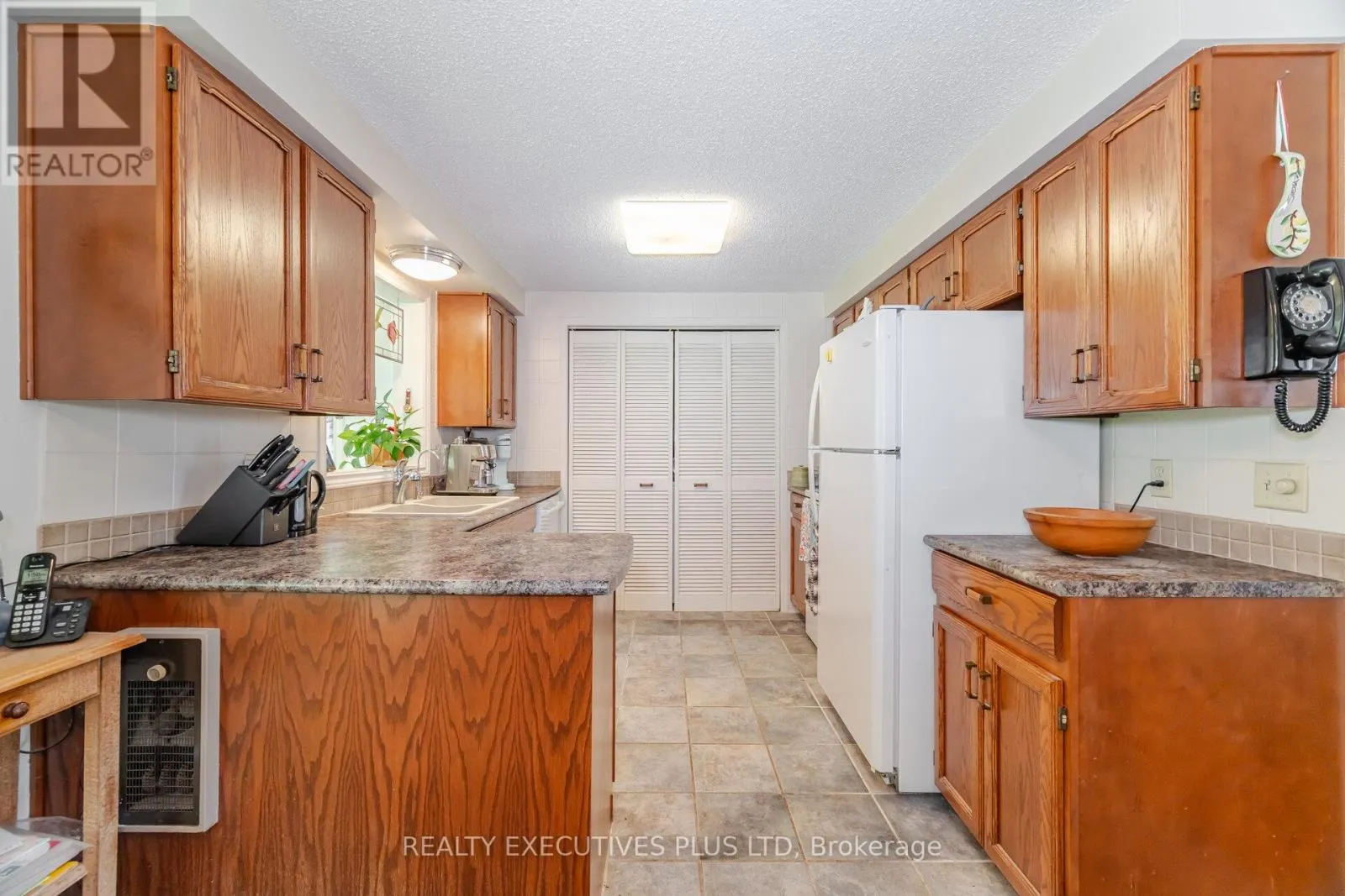 3 PINEVIEW COURT