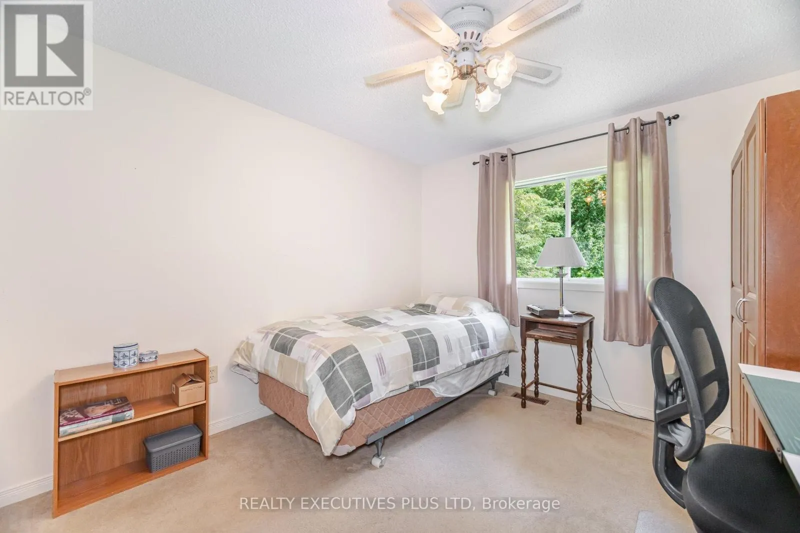 3 PINEVIEW COURT