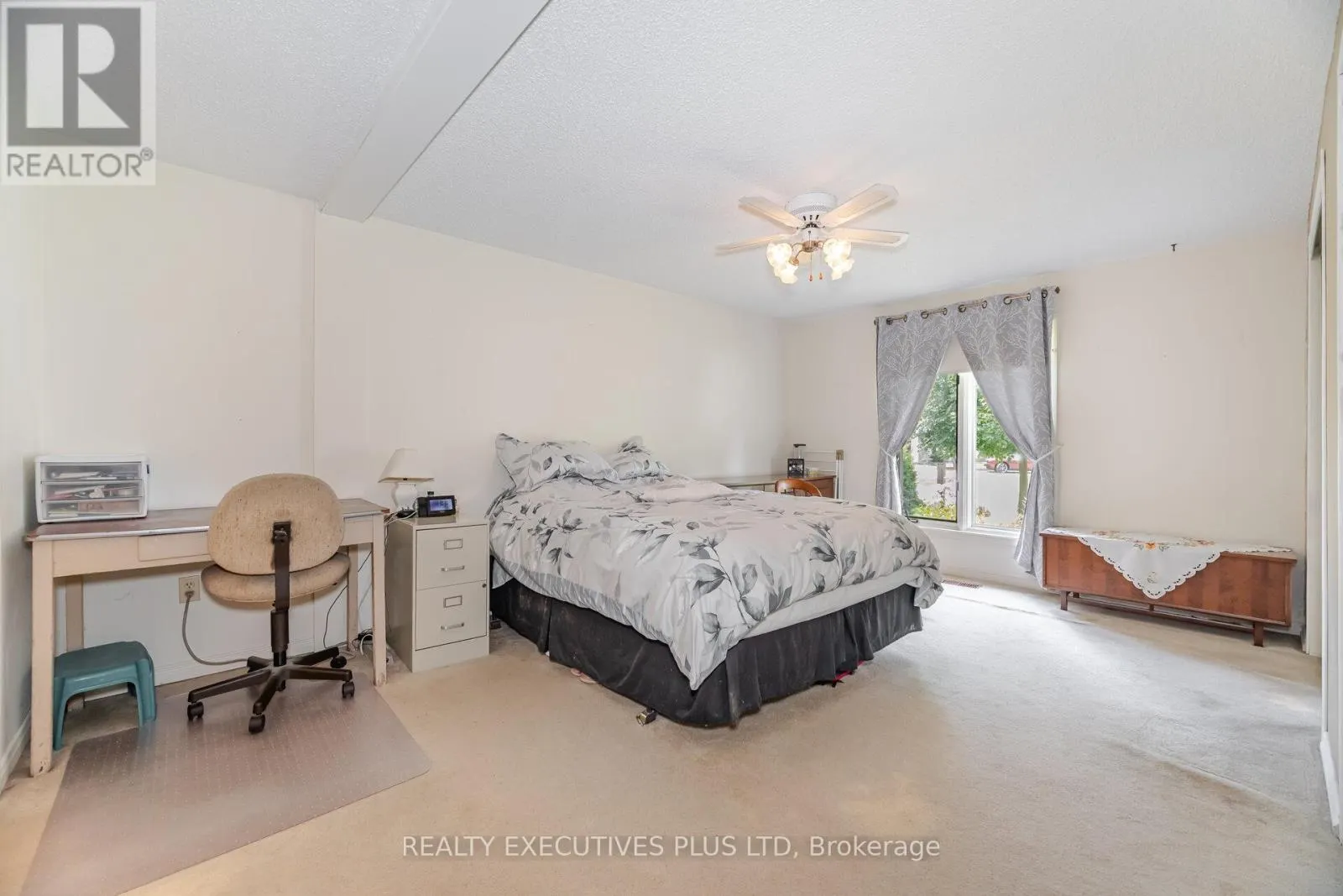 3 PINEVIEW COURT