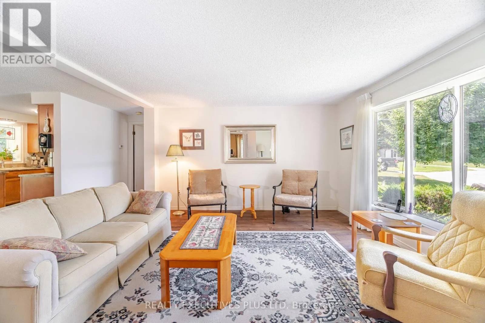 3 PINEVIEW COURT