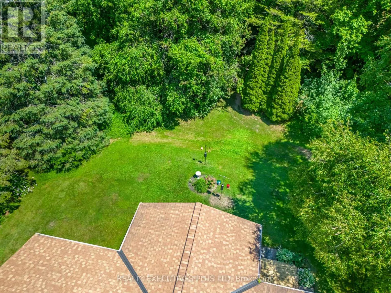 3 PINEVIEW COURT