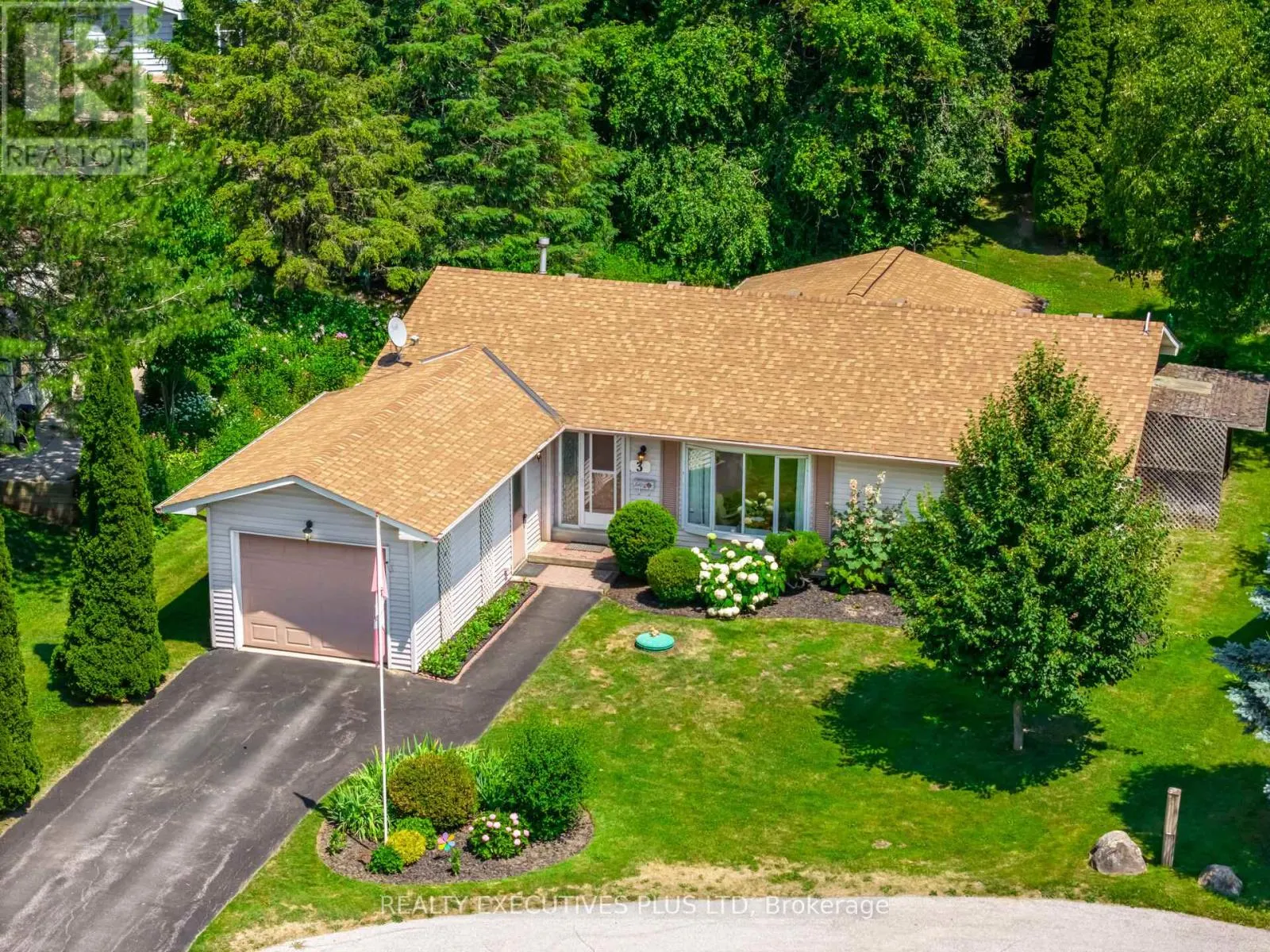 3 PINEVIEW COURT