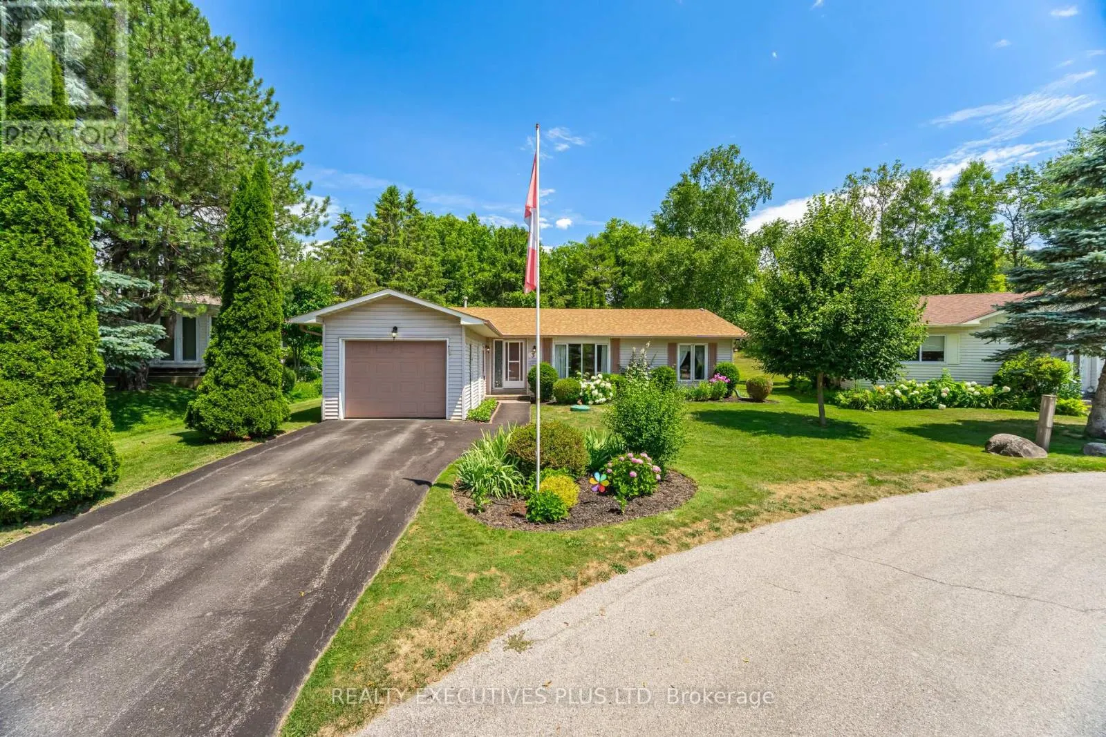 3 PINEVIEW COURT