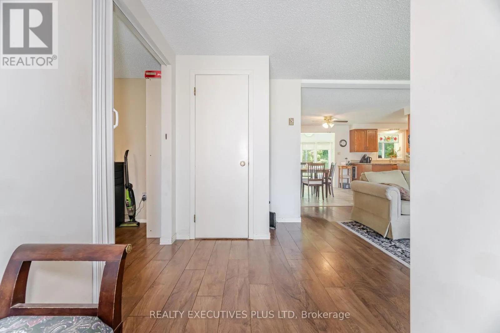3 PINEVIEW COURT