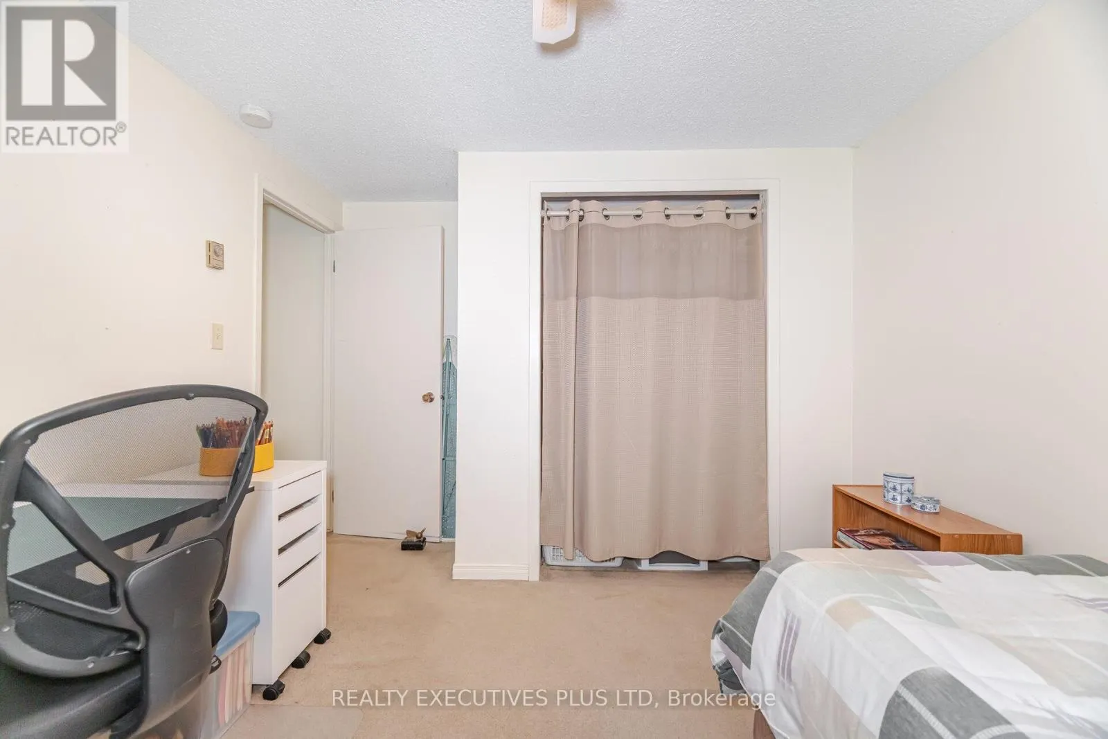 3 PINEVIEW COURT