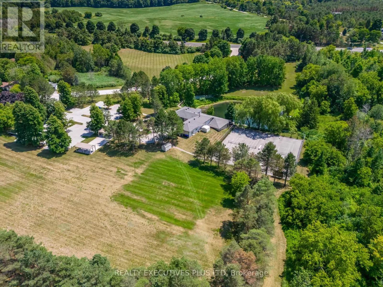 3 PINEVIEW COURT