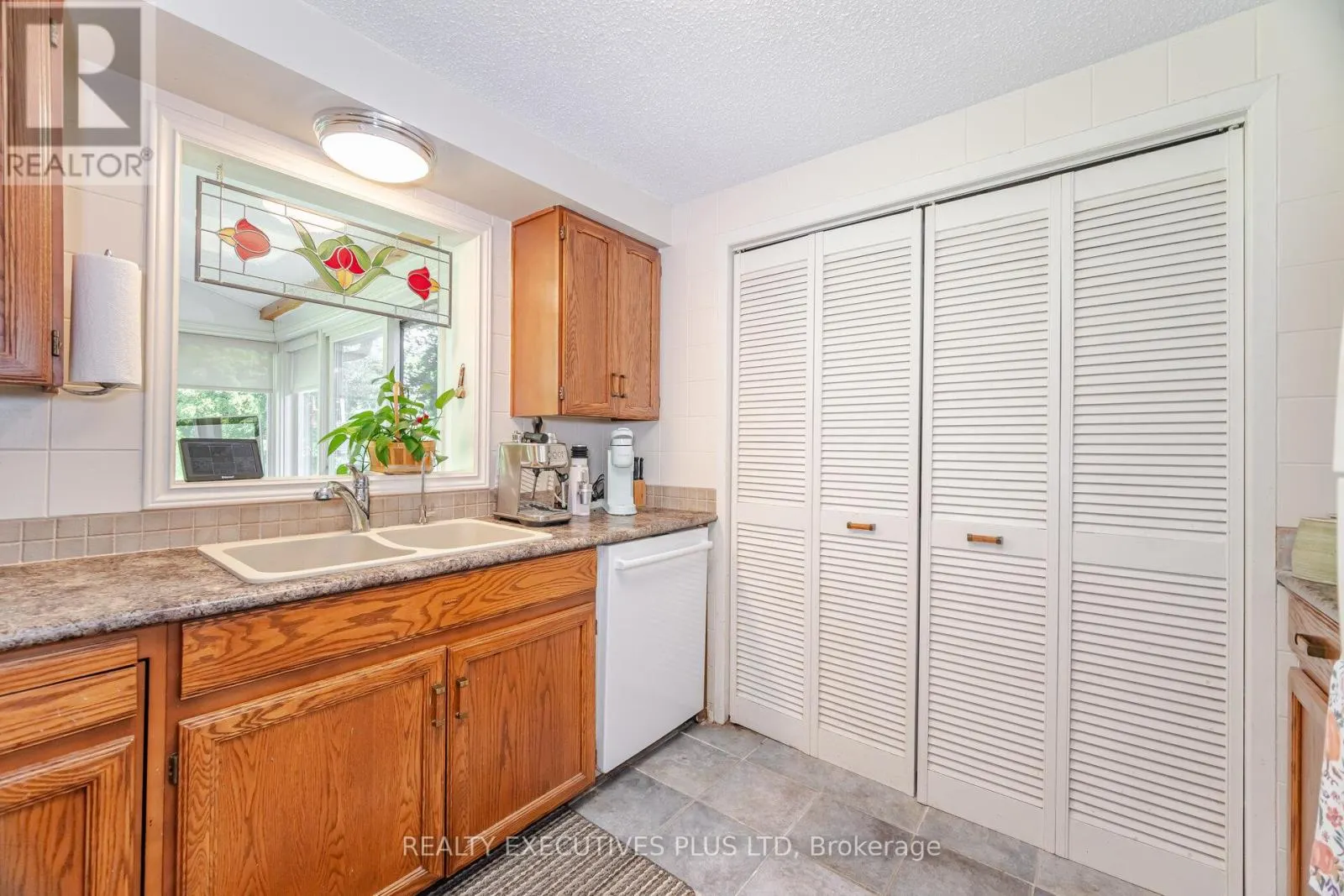 3 PINEVIEW COURT