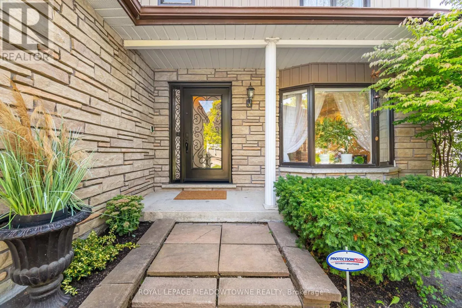 6 HOLLIS CRESCENT