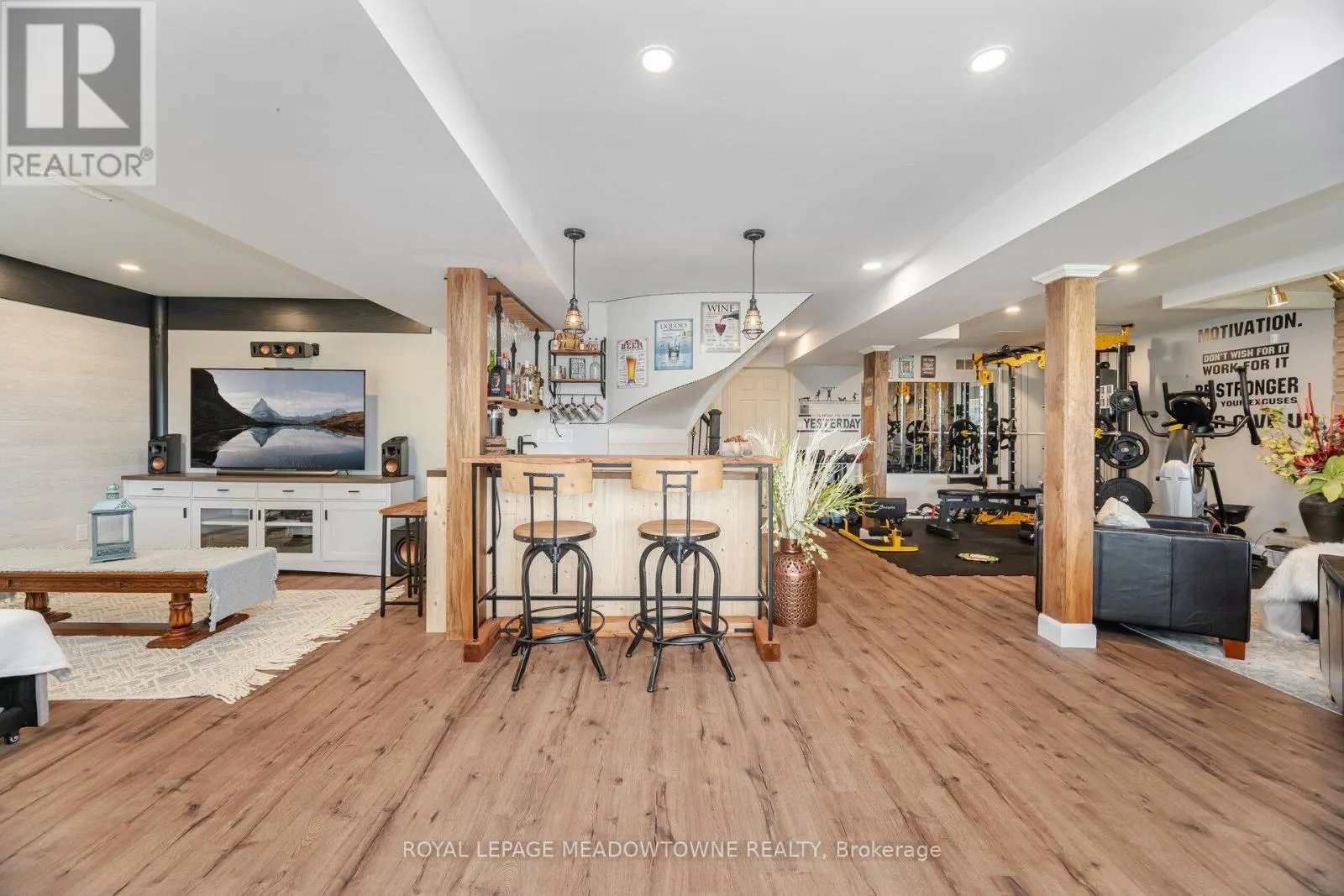 6 HOLLIS CRESCENT