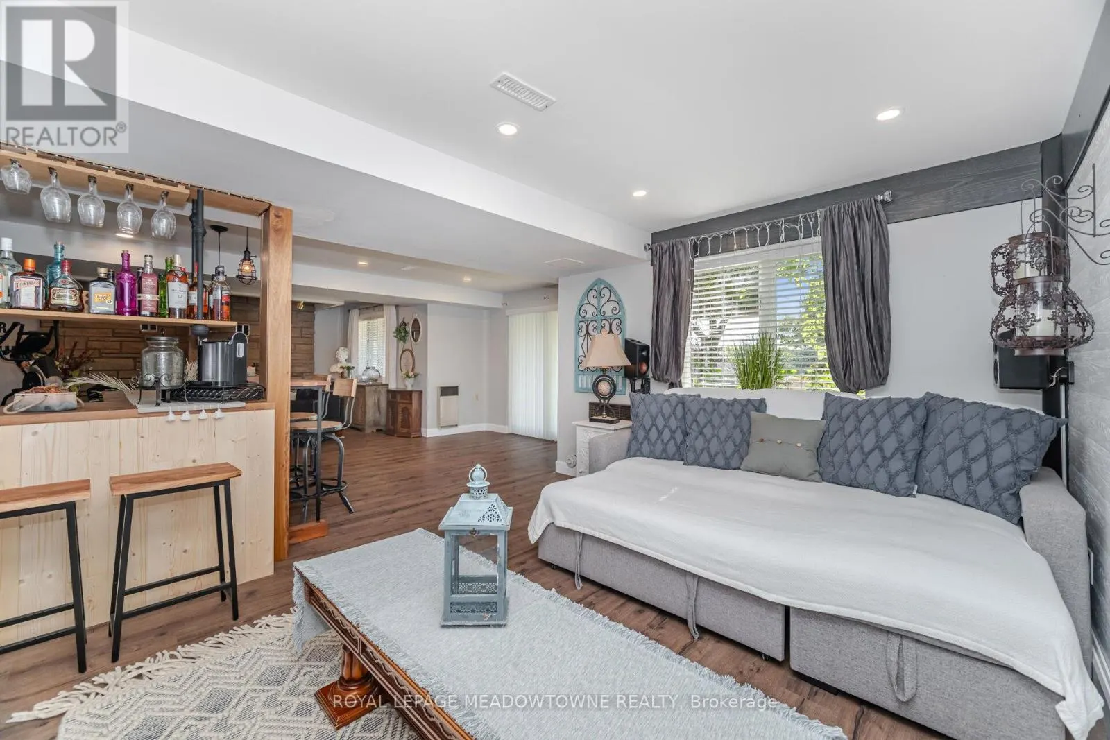 6 HOLLIS CRESCENT