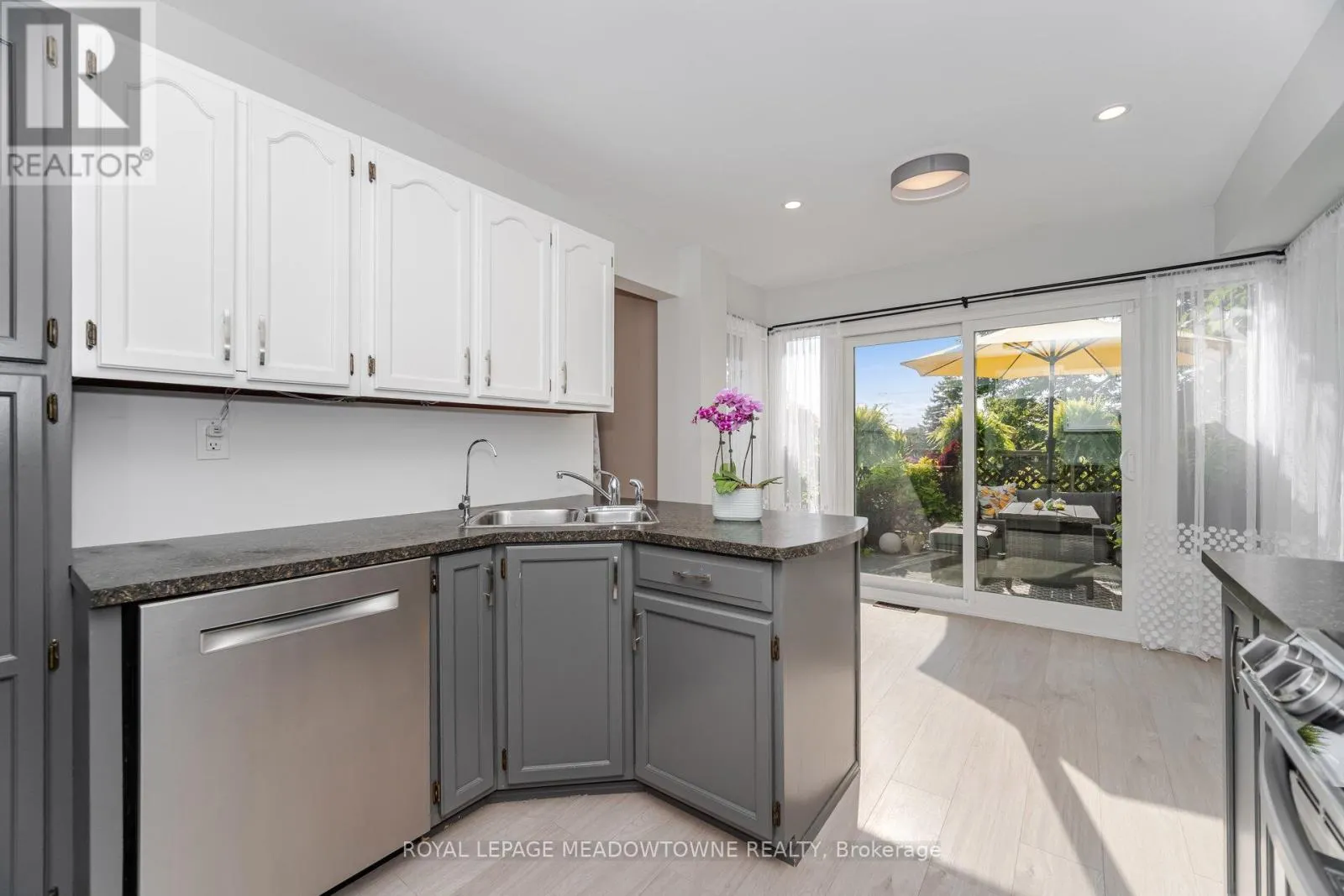 6 HOLLIS CRESCENT