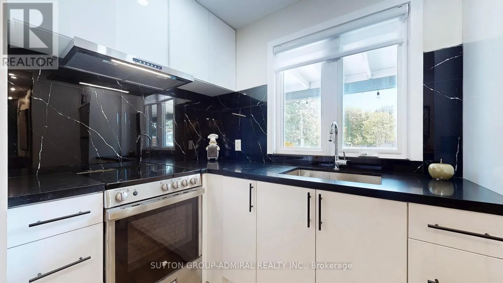 MAIN FLOOR - 242 MURIEL STREET