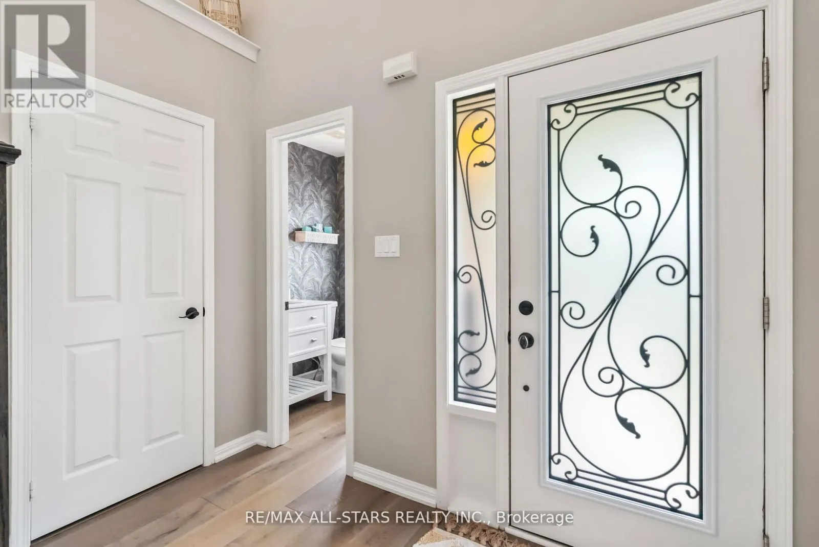 32 MEADOWS END CRESCENT