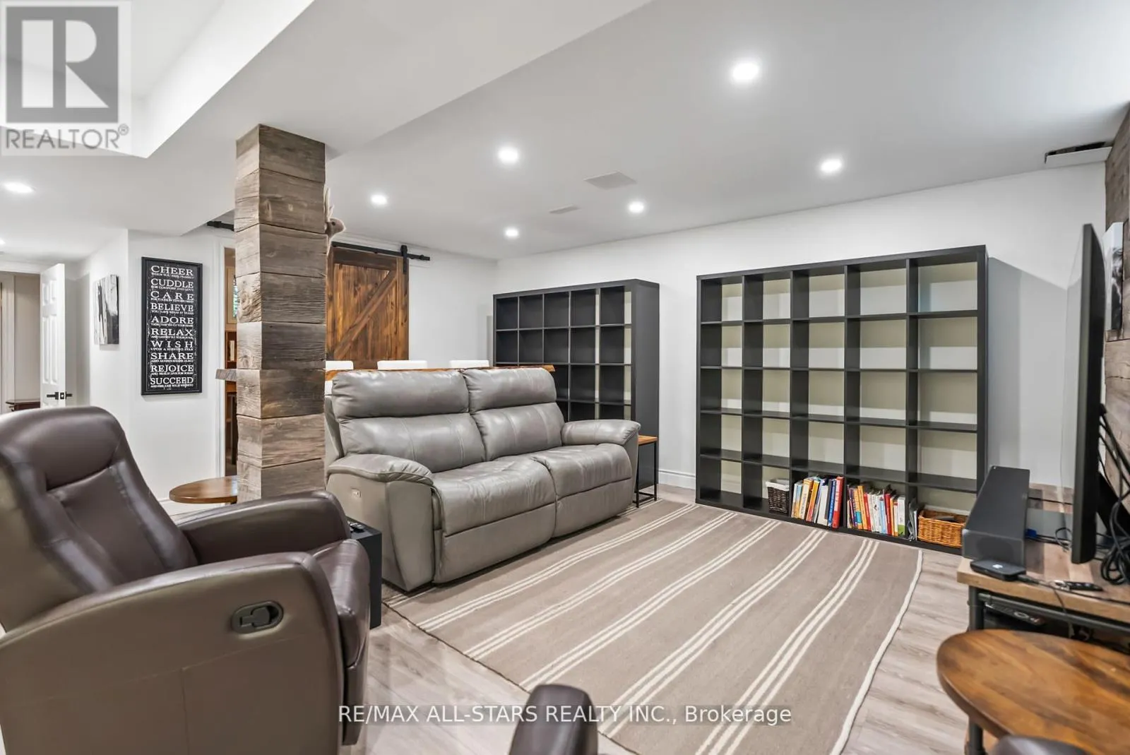 32 MEADOWS END CRESCENT