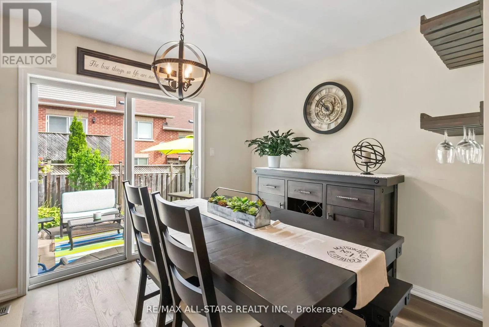 32 MEADOWS END CRESCENT