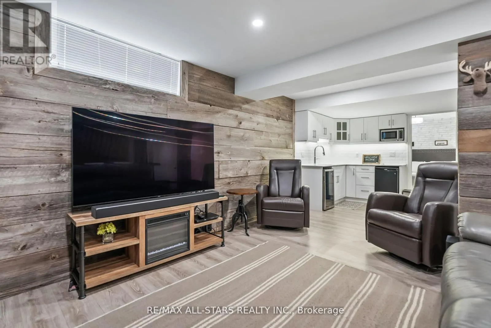 32 MEADOWS END CRESCENT