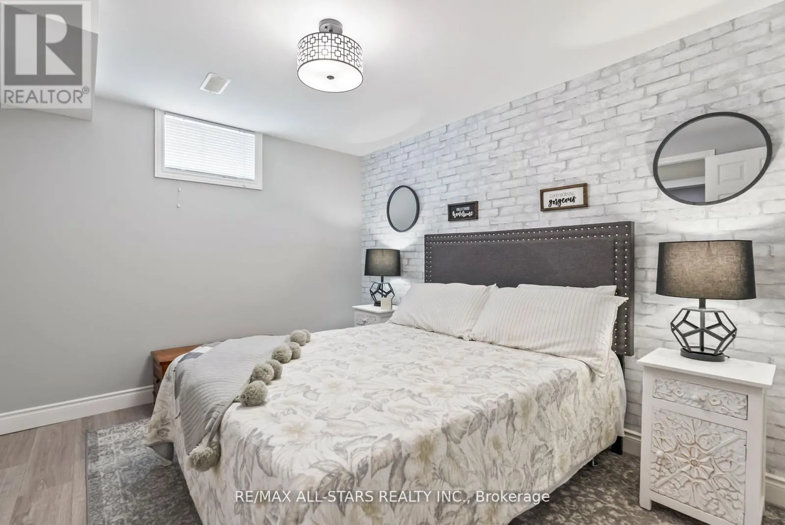 32 MEADOWS END CRESCENT