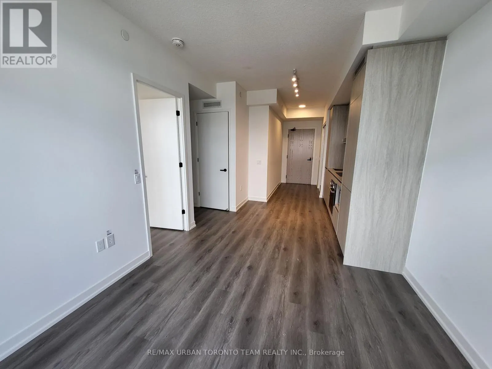 3907 - 28 INTERCHANGE WAY