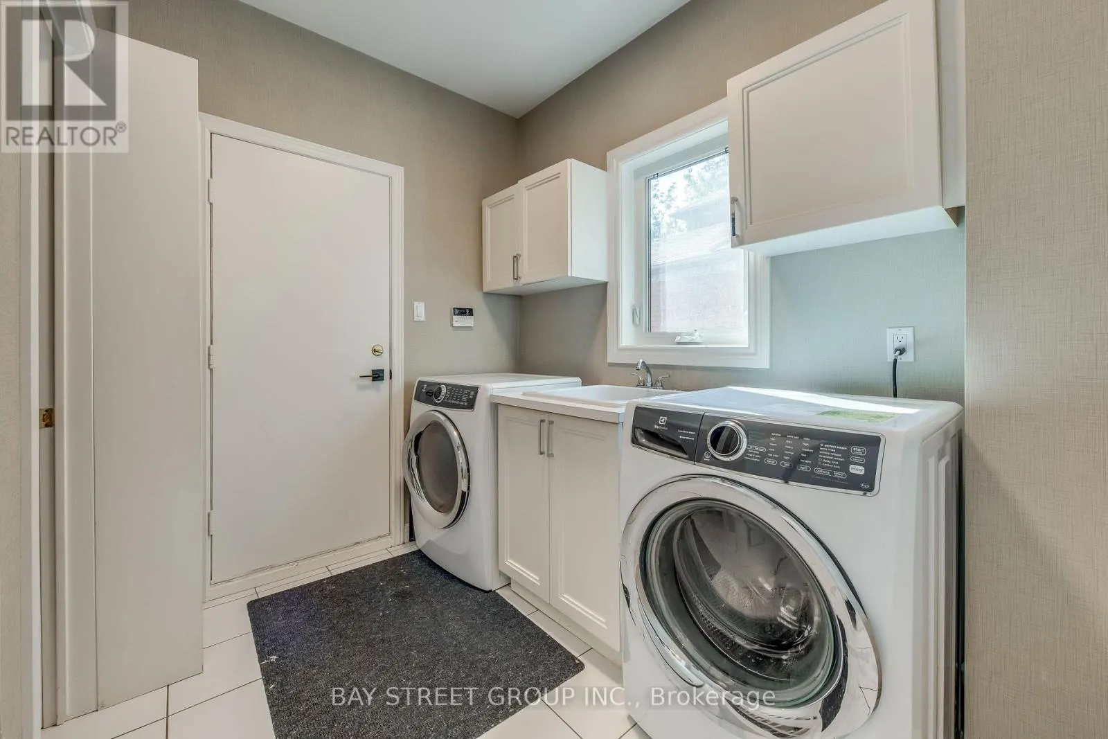128 BEVERLEY GLEN BOULEVARD