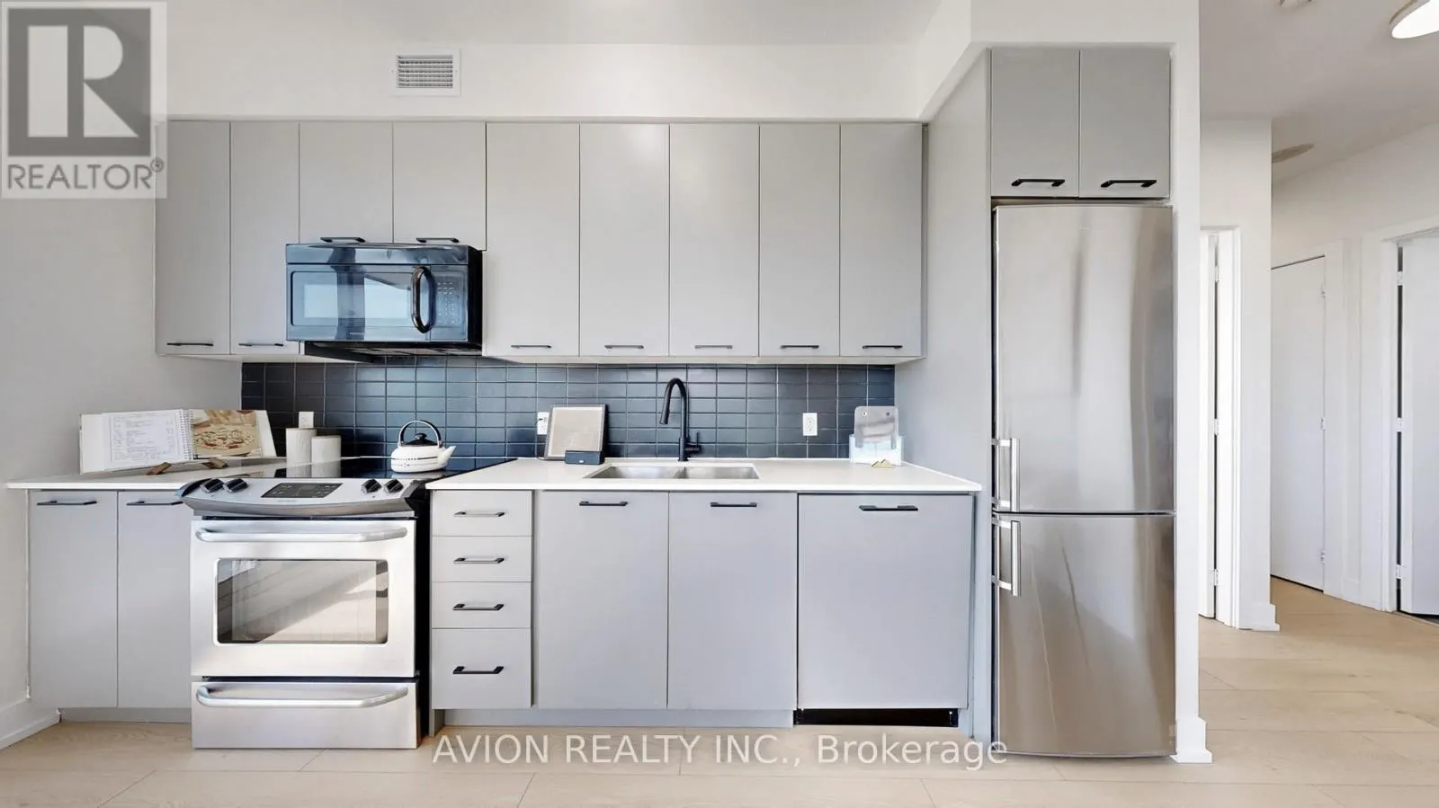 532 - 9471 YONGE STREET