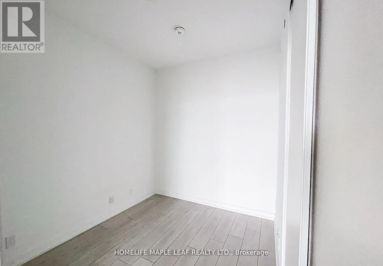 2215 - 950 PORTAGE PARKWAY