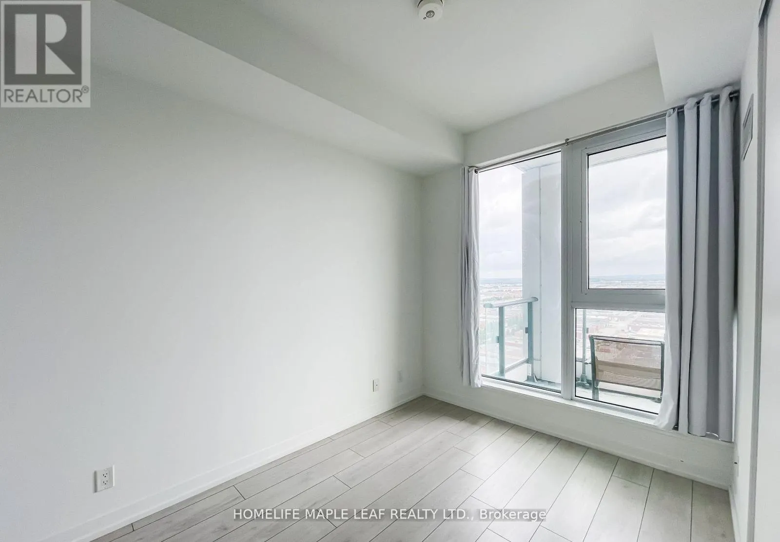 2215 - 950 PORTAGE PARKWAY