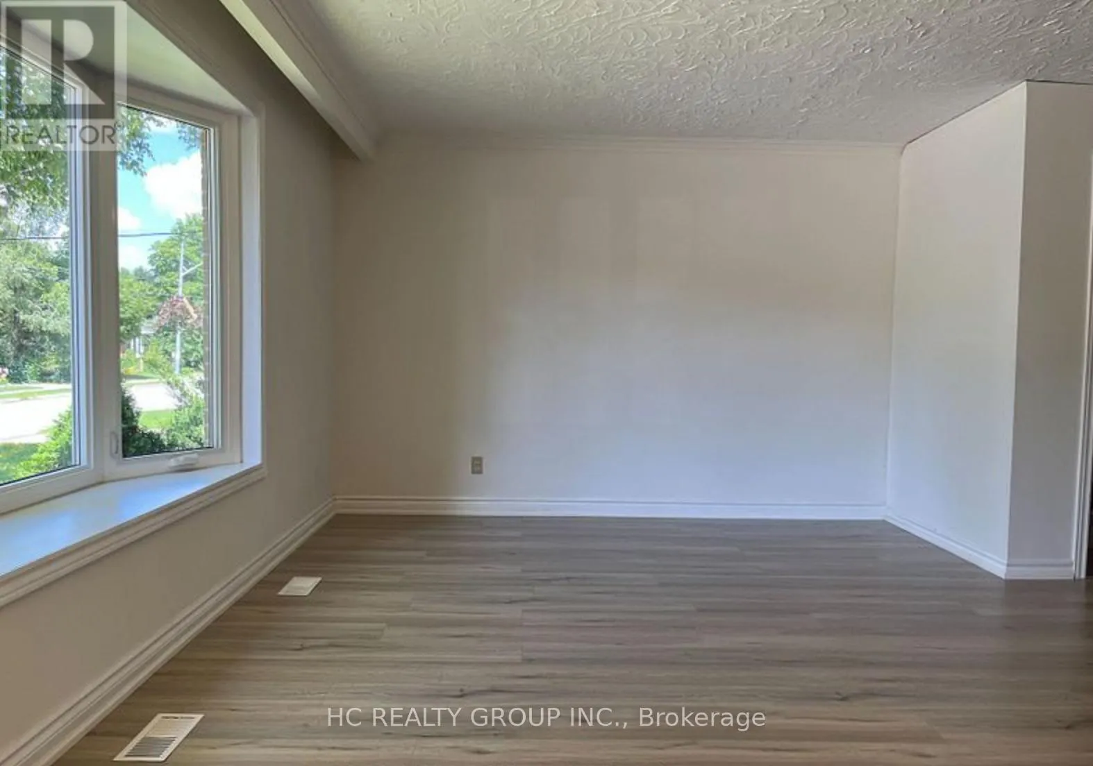 516 LYNETT CRESCENT
