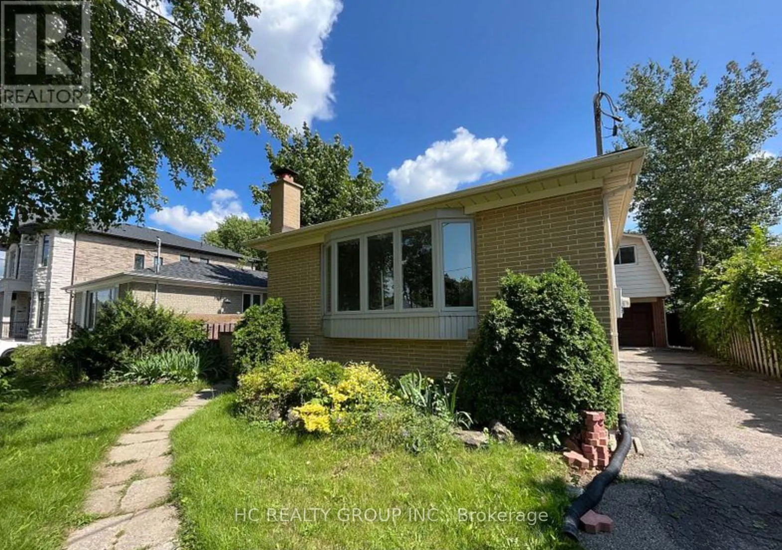 516 LYNETT CRESCENT