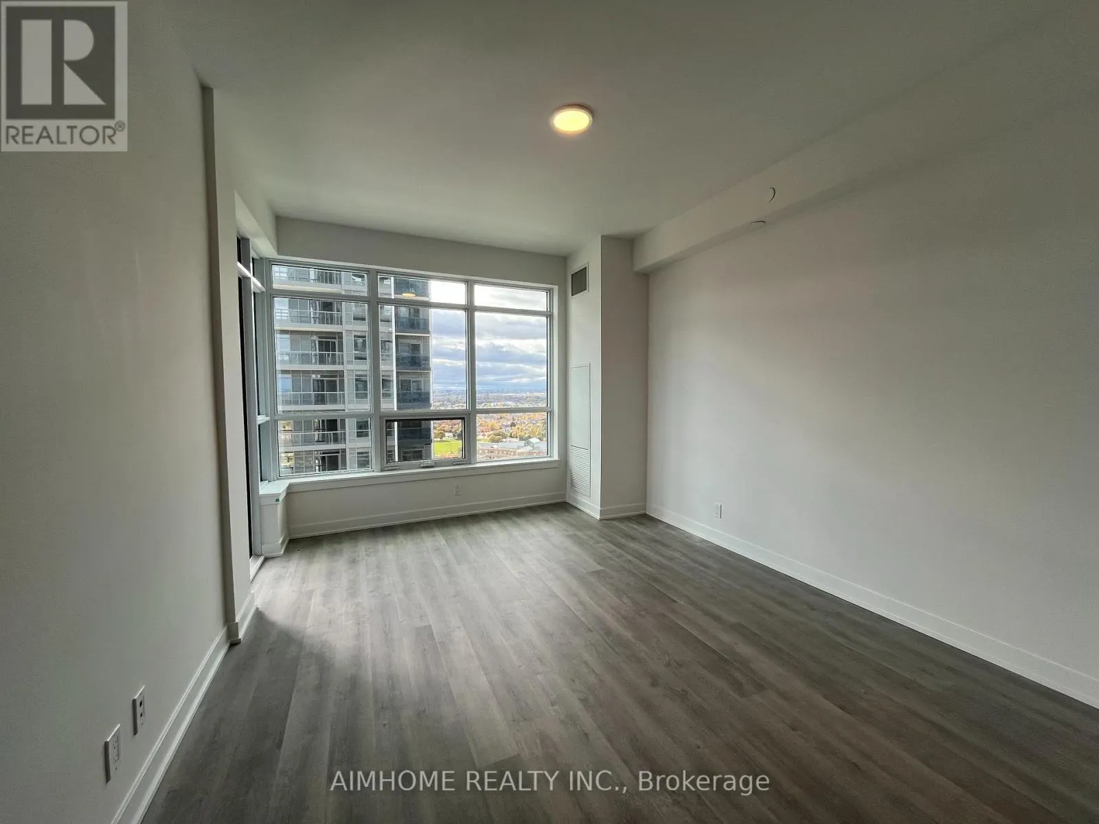 1902 - 50 UPPER MALL WAY