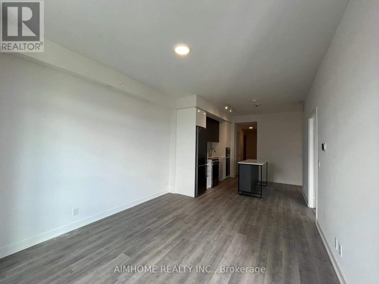 1902 - 50 UPPER MALL WAY