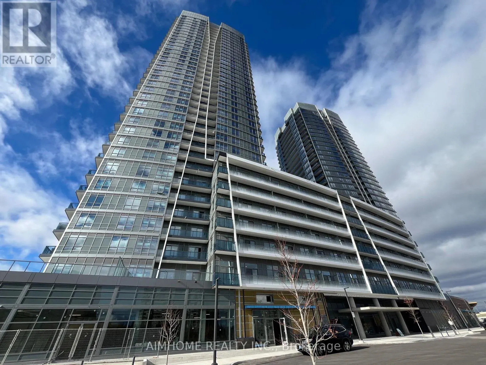 1902 - 50 UPPER MALL WAY