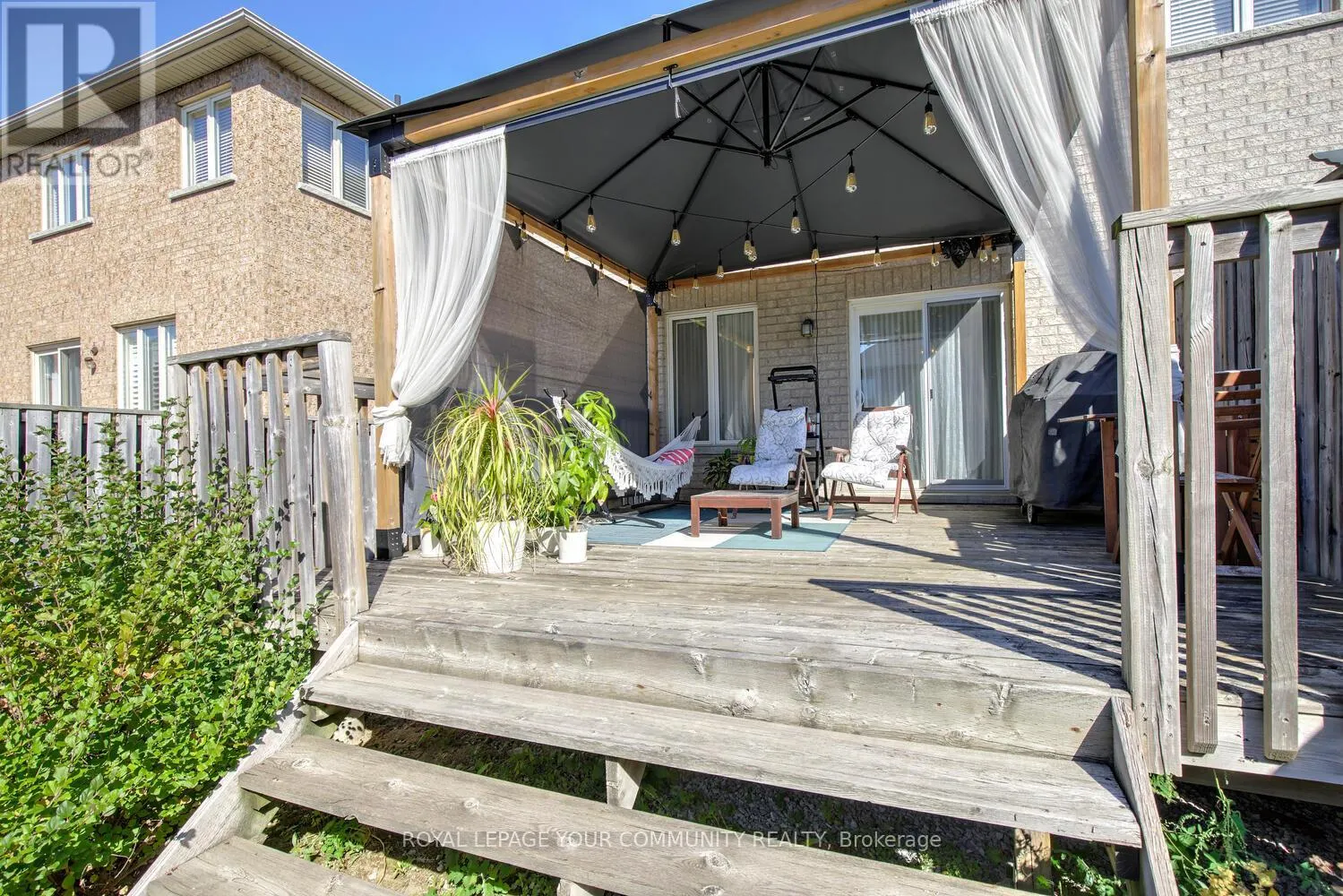 32 BLACK MAPLE CRESCENT
