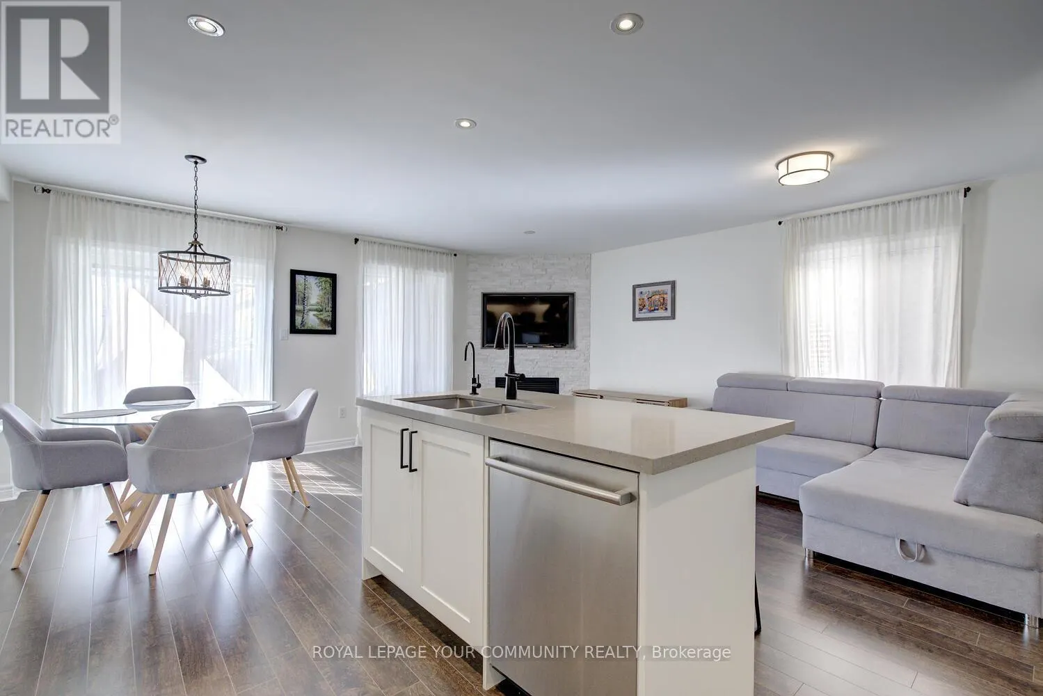 32 BLACK MAPLE CRESCENT