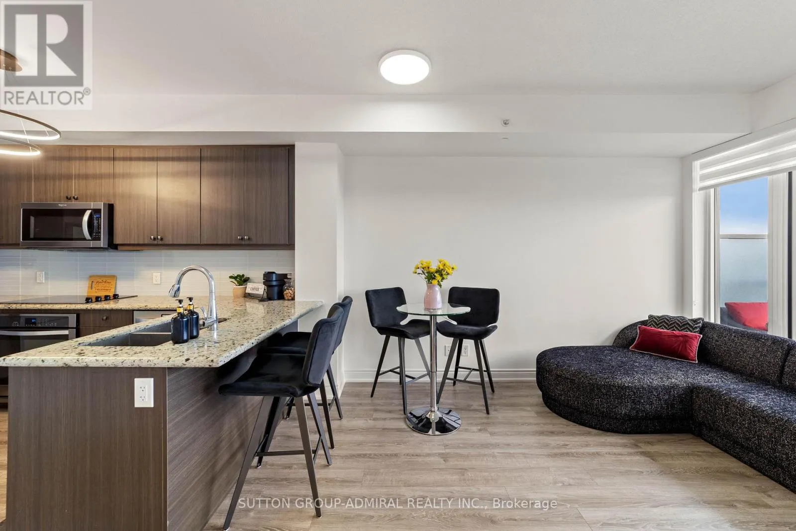 916 - 9618 YONGE STREET