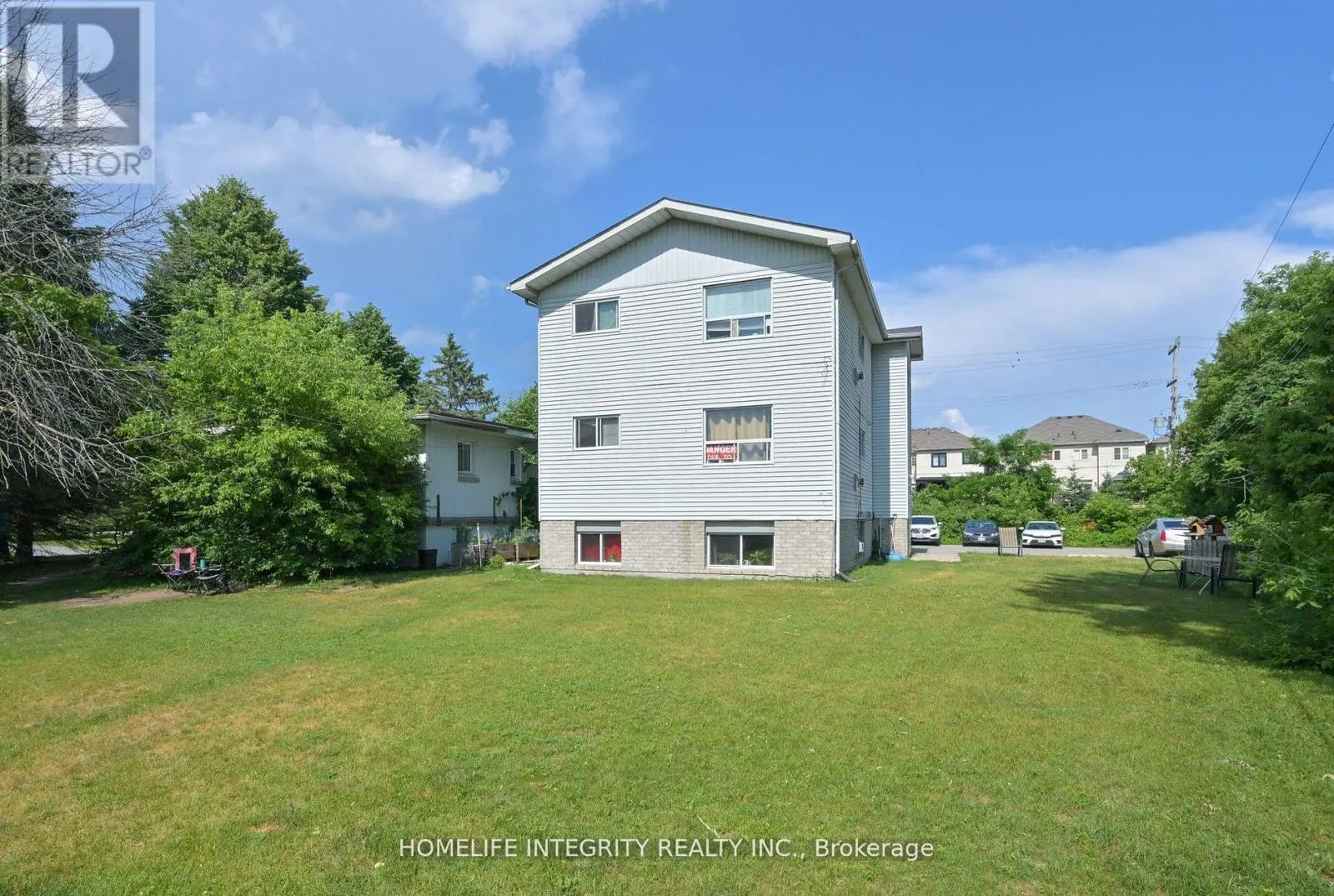 254 CENTRE STREET E