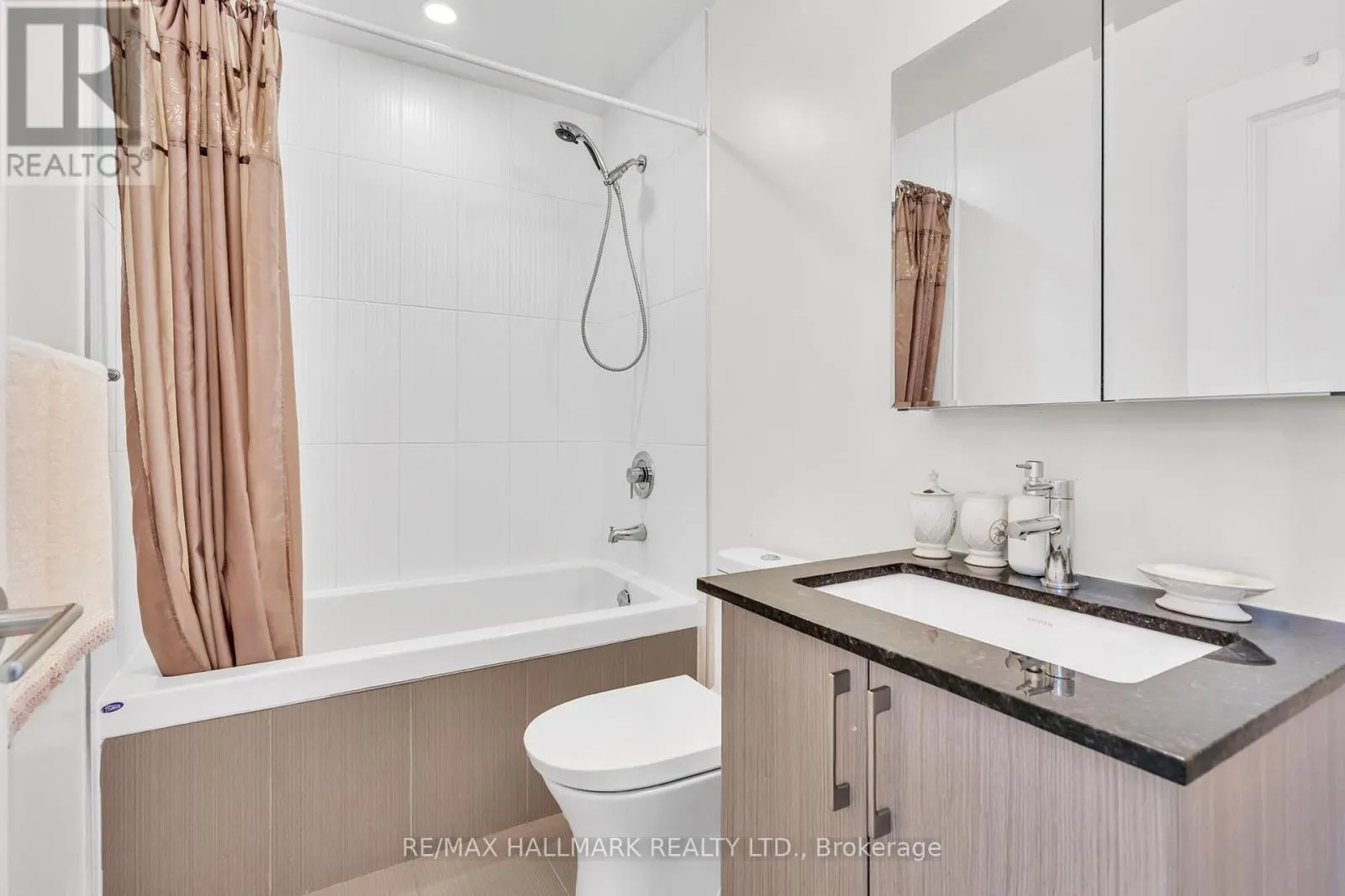 1609A - 9608 YONGE STREET