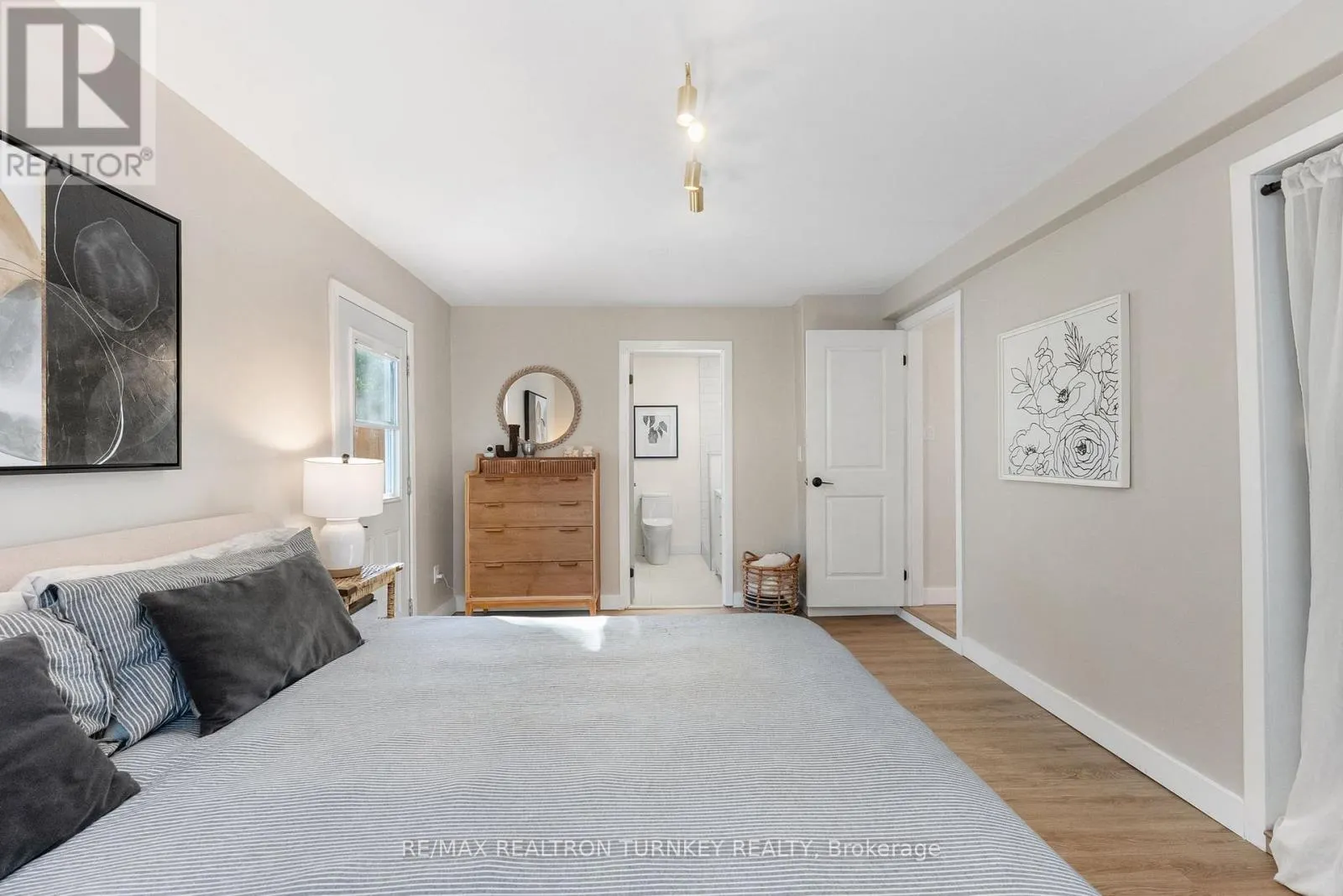 86 SIMCOE STREET